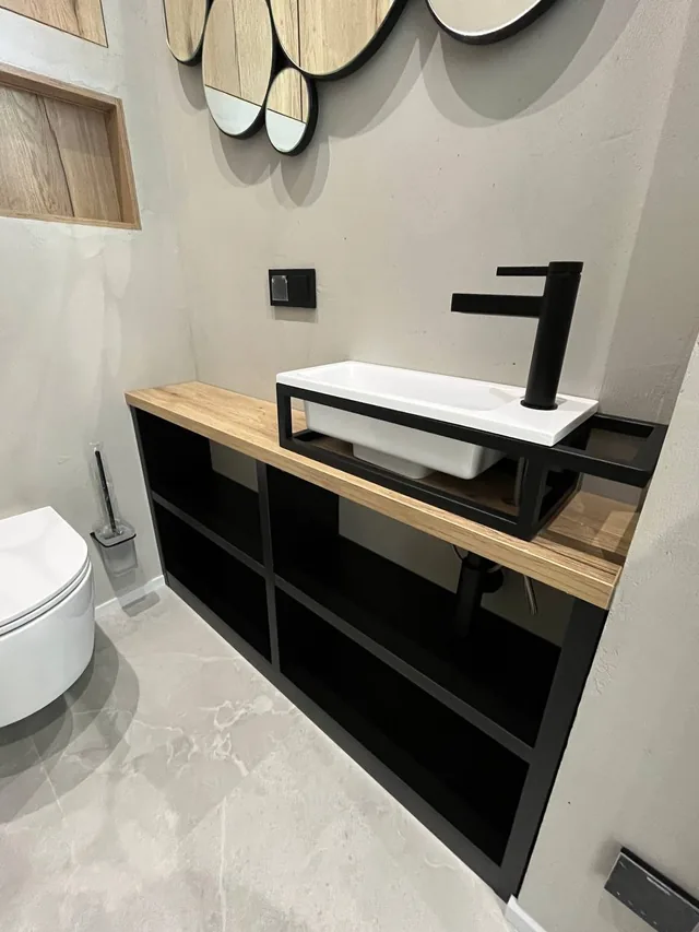 Тёмная подвесная тумба с открытыми секциями под белой раковиной